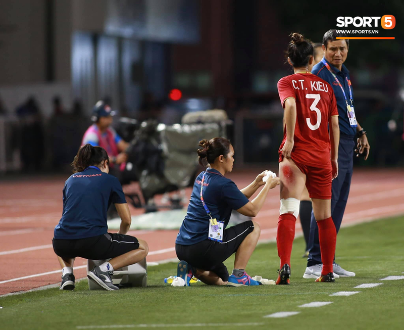 Ông Chung “gái” và giấc mơ World Cup ảnh 3 Ông đã bên các học trò trong những lúc khó khăn nhất. Ảnh SP5