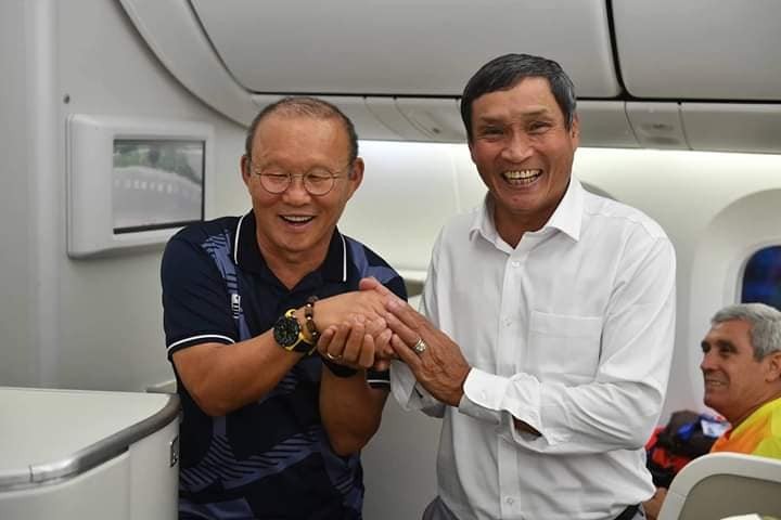 Chân tình với đồng nghiệp Mai Đức Chung, HLV đội bóng nữ. Ảnh VFF