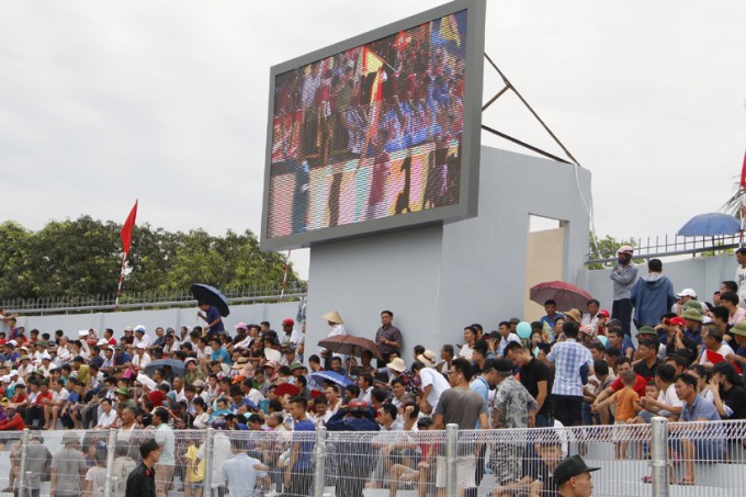 Nhà WC kết hợp bảng điện tử, thiết kế "2 in1 "phá cách của sân Hà Tĩnh. Ảnh CL. Nhà WC kết hợp bảng điện tử, thiết kế phá cách của sân Hà Tĩnh. Ảnh CL.