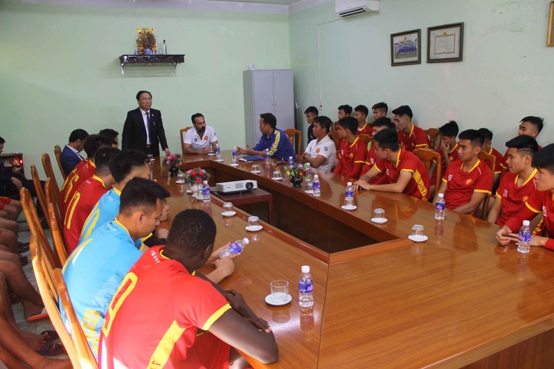 Có vẻ như càng lùi xa thì cái bóng của bầu Đệ mới lớn, vị trí mới này ông bầu mới phát huy được hết giá trị và BHL, cầu thủ dễ thở hơn. Ảnh Mạnh Cường