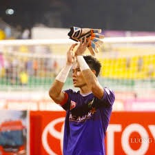 Chuyện về những người đeo găng chuyên nghiệp ảnh 2 Nguyên Mạnh chia tay sân Vinh. Ảnh SLFC