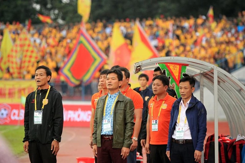 Để BHL và cầu thủ Nam Định yên tâm cống hiến, bóng đá thành Nam cần có những doanh nhân tâm huyết, có tiền và cũng biết kiếm tiền nuôi đội bóng. Ảnh NĐFC Để BHL và cầu thủ Nam Định yên tâm cống hiến, bóng đá thành Nam cần có những doanh nhân tâm huyết, có tiền và cũng biết kiếm tiền nuôi đội bóng. Ảnh NĐFC