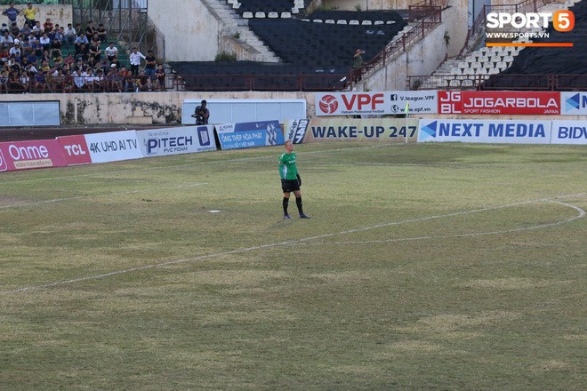 Có lẽ nào VPF lại làm ngơ khi nhìn mặt sân "cấp huyện" như thế này. Ảnh SPORT5 Có lẽ nào VPF lại làm ngơ. Ảnh