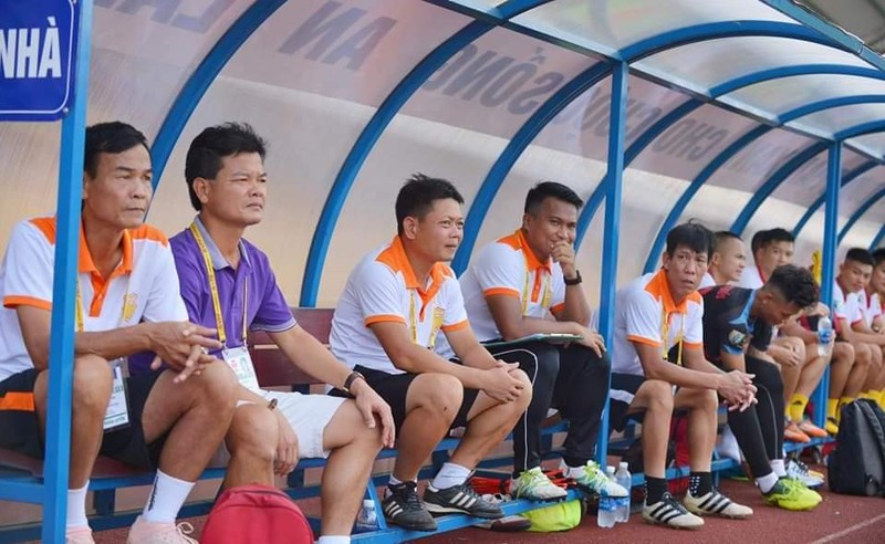 Một phần do bản tính, một phần do hoàn cảnh đội bóng, Văn Sỹ như người cha trụ cột trong gia đình nghèo, đông con. Ảnh FBNV Một phần do bản tính, một phần do hoàn cảnh đội bóng, Văn Sỹ như người cha trụ cột trong gia đình nghèo, đông con. Ảnh FBNV