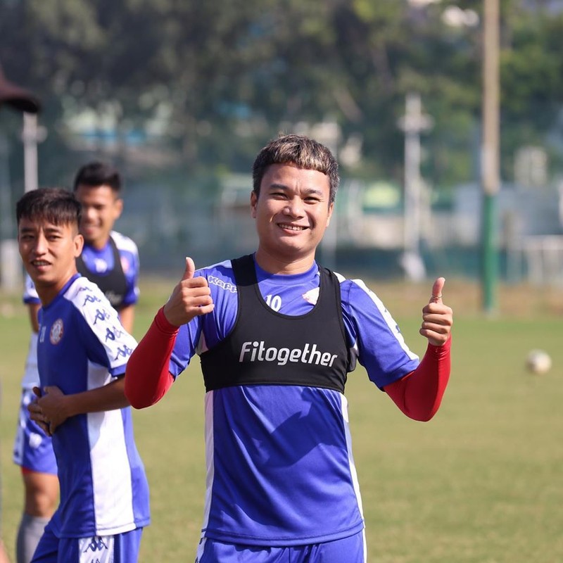 Đối với các cầu thủ bóng đá thì giày và áo thi đấu đã trở thành người bạn thân thiết của nghiệp quần đùi, áo số. Ảnh HCMFC