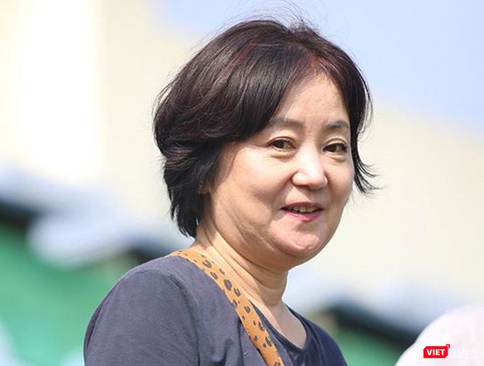 Bà xã Choi Sang-a : “Sao ông cứ phải lựa chọn Trung Quốc, mà không phải là đội bóng thuộc các nước Đông Nam Á?”. Ảnh FBCN Bà xã Choi Sang-a khi ấy mới hỏi: “Sao ông cứ phải lựa chọn Trung Quốc, mà không phải là đội bóng thuộc các nước Đông Nam Á?”. Ảnh FBCN