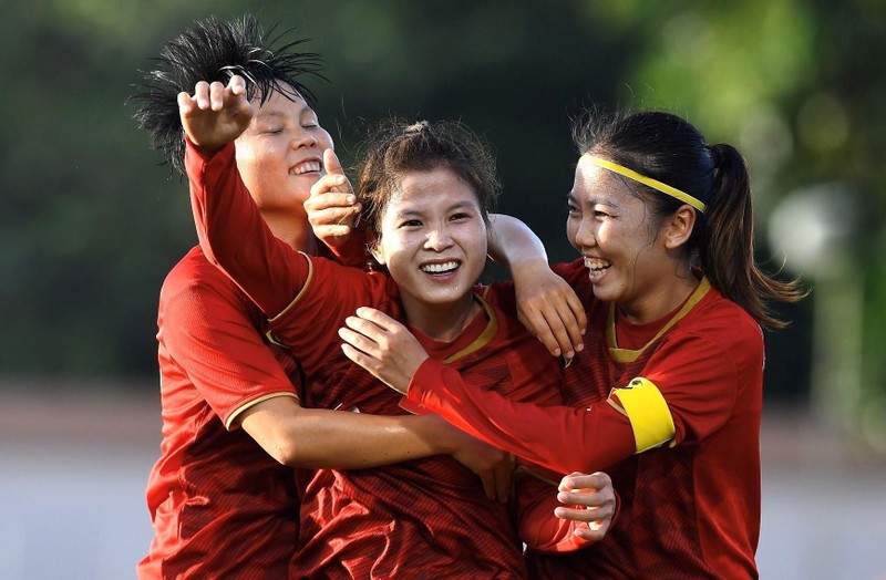 Dường như Vạn Sự muốn cho người hâm mộ biết, mảnh đất Nghệ An không chỉ có Hữu Thắng, Huy Hoàng, Ngọc Hải, Trọng Hoàng. Nếu được đầu tư, mảnh đất xứ Nghệ sẽ có những cô gái đá bóng không hề kém các chàng trai. Ảnh VFF Dường như Vạn Sự muốn cho người hâm mộ biết, mảnh đất Nghệ An không chỉ có Hữu Thắng, Huy Hoàng, Ngọc Hải, Trọng Hoàng. Nếu được đầu tư, mảnh đất xứ Nghệ sẽ có những cô gái đá bóng không hề kém các chàng trai. Ảnh VFF