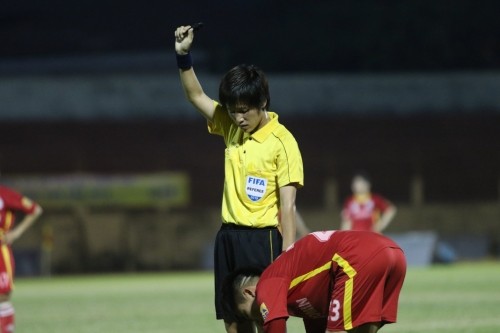 Trọng tài FIFA Lê Thị Ly vốn là cử nhân tài chính-kế toán. Ảnh TTTP