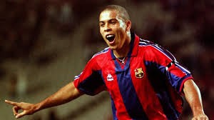 Tiền đạo Ronaldo đã ghi đến 47 bàn sau 49 trận và giúp cho đội bóng xứ Catalan giành được 3 danh hiệu. Ảnh Barca Tiền đạo Ronaldo đã ghi đến 47 bàn sau 49 trận và giúp cho đội bóng xứ Catalan giành được 3 danh hiệu. Ảnh Barca