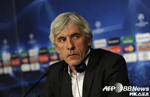 UAE bổ nhiệm tân HLV trưởng Ivan Jovanovic để nhằm đuổi kịp Việt Nam tại bảng G chiến dịch vòng loại World Cup 2022. Ảnh AFP UAE bổ nhiệm tân HLV trưởng Ivan Jovanovic để nhằm đuổi kịp Việt Nam tại bảng G chiến dịch vòng loại World Cup 2022.