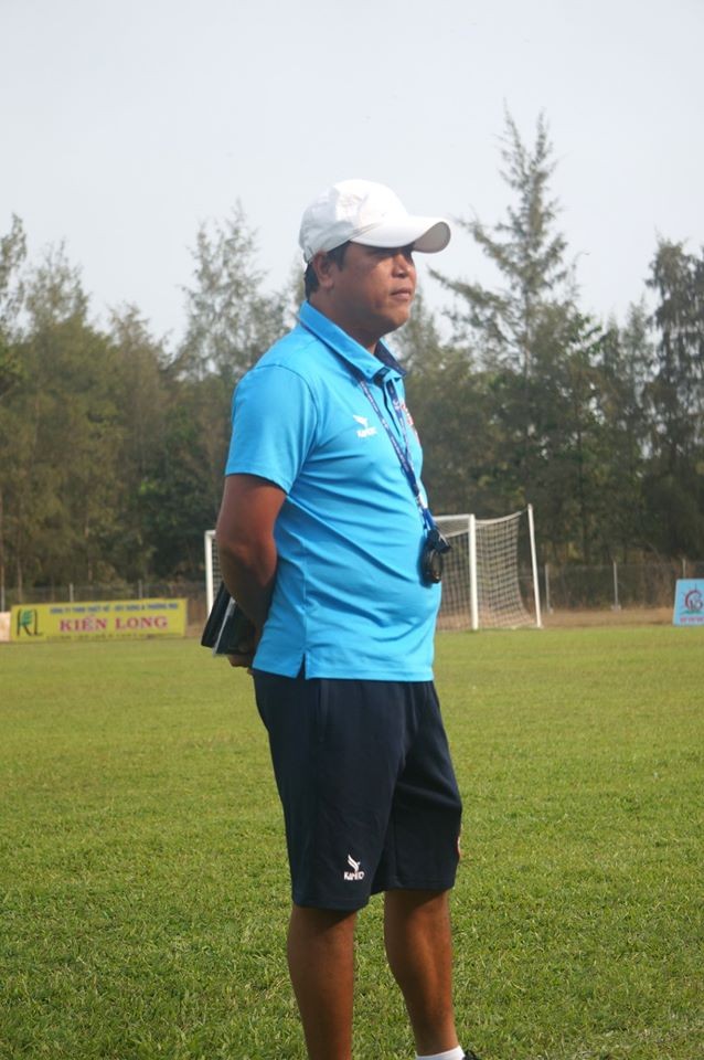Trợ lý Nguyễn Thanh Sơn đã được đôn trở lại vai trò HLV trưởng của đội bóng đất Thủ còn ông Carlos Oliveira đã bị sa thải vì cho rằng bằng cấp không phù hợp cho việc cầm quân tại V.League. Ảnh BDFC