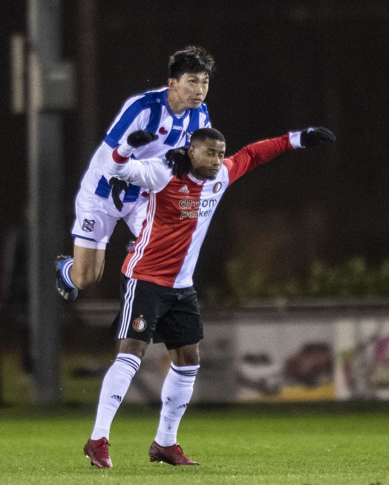 Dường như cầu thủ quê Thái Bình đã cho thấy sự chững chạc khi được ra sân dù đá trái sở trường. Ảnh SC Heerenveen