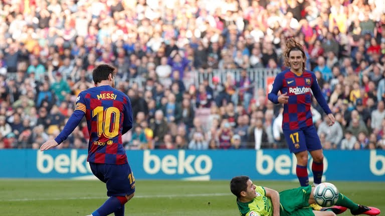 Nhường cho đồng đội, nhưng cũng phải đến khi Messi đích thân ghi bàn thì Eibar mới chịu thua (?!!). Ảnh CLB Barca