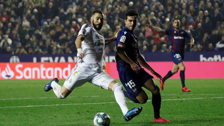 Sau chuỗi trận thăng hoa đầu lượt về, Real Madrid có dấu hiệu chững lại khi mất điểm ở 2 vòng đấu liên tiếp. Thua trận bẽ bàng với tỷ số 0-1 khiến đội bóng Hoàng gia Tây Ban Nha tụt xuống vị trí thứ hai sau vòng 25 La Liga với 53 điểm, kém Barcelona 2 điểm. Ảnh Real Sau chuỗi trận thăng hoa đầu lượt về, Real Madrid có dấu hiệu chững lại khi mất điểm ở 2 vòng đấu liên tiếp. Thua trận bẽ bàng với tỷ số 0-1 khiến đội bóng Hoàng gia Tây Ban Nha tụt xuống vị trí thứ hai sau vòng 25 La Liga với 53 điểm, kém Barcelona 2 điểm. Ảnh Real