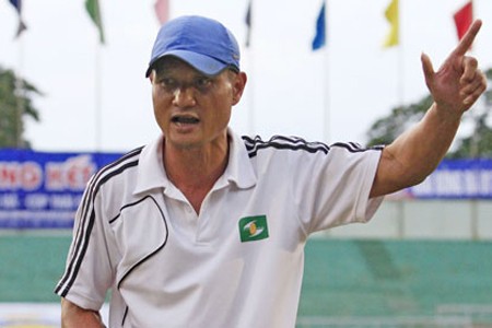 HLV Quang Trường cũng cần trang bị cho tân đội trưởng các “kịch bản” khi trao đổi, làm việc với các trọng tài. Ảnh SLFC HLV Quang Trường cũng cần trang bị cho tân đội trưởng các “kịch bản” khi trao đổi, làm việc với các trọng tài. Ảnh SLFC