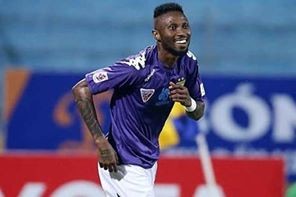 Nếu chơi sơ đồ 3 tiền đạo thì những cái tên được nhắc đến nhiều nhất là Hoàng Vũ Samson cánh phải. Ảnh HNFC