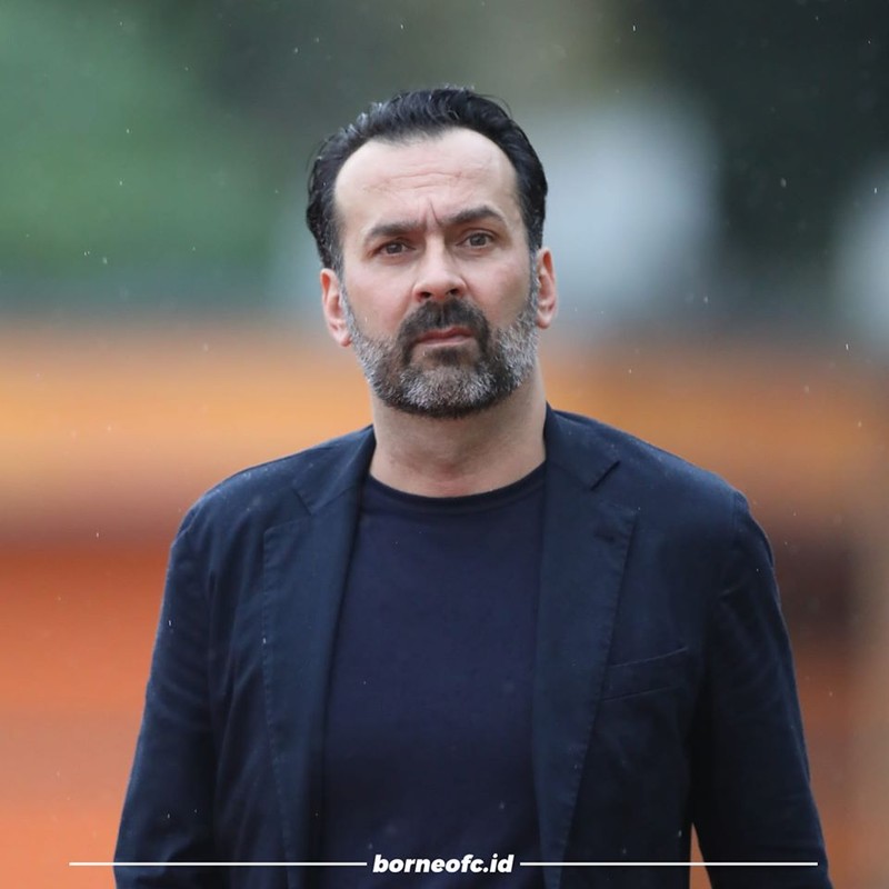 Ông Fabio Lopez thường xuyên sử dụng sơ đồ 4-3-3 và 4-4-2. Ảnh CNN