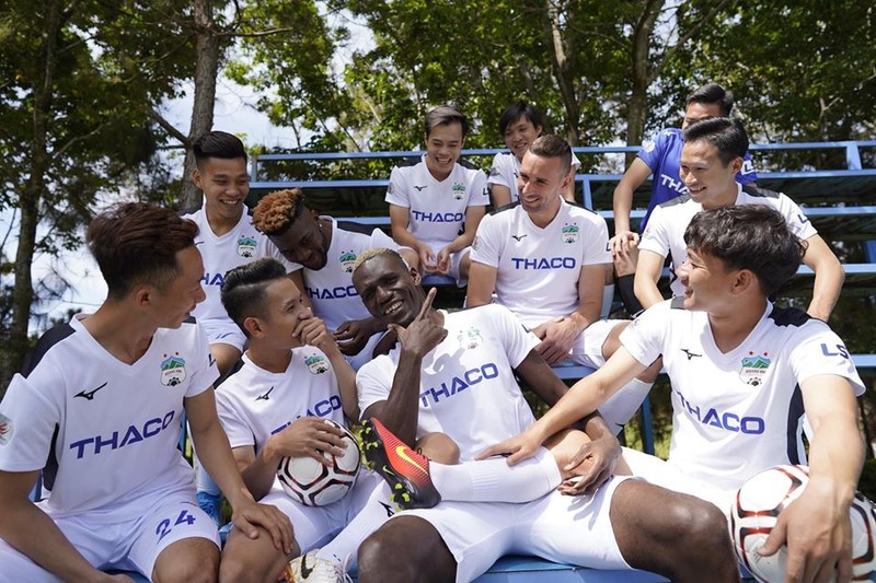 Bầu Đức đã thuyết phục thành công thủ môn Trần Bửu Ngọc, cựu thủ thành U23 Việt Nam về sân Pleiku nhưng đáng kể nhất là việc HAGL đã làm mới được hàng phòng thủ bởi bộ đôi trung vệ Damir Memovic - Steven Đặng. Ảnh HAGL Bầu Đức đã thuyết phục thành công thủ môn Trần Bửu Ngọc, cựu thủ thành U23 Việt Nam về sân Pleiku nhưng đáng kể nhất là việc HAGL đã làm mới được hàng phòng thủ bởi bộ đôi trung vệ Damir Memovic - Steven Đặng. Ảnh HAGL