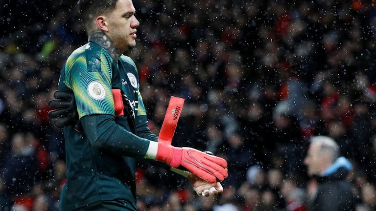 Pha lập công nâng tỷ số lên 2-0 ở phút 90+6 của tiền vệ người Scotland Scott McTominay đến từ pha ném bóng bị bắt bài của thủ môn Ederson. Ảnh AP