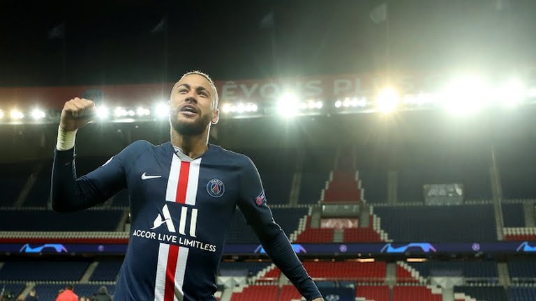 Từ quả phạt góc bên cánh trái của Di Maria, tiền đạo Neymar bay người đánh đầu cận thành tung lưới Dortmund ở cự ly gần. Ảnh Getty Từ quả phạt góc bên cánh trái của Di Maria, tiền đạo Neymar bay người đánh đầu cận thành tung lưới Dortmund ở cự ly gần. Ảnh Getty