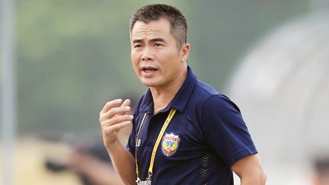 Chính ông thầy Phạm Minh Đức cho đến giờ vẫn chưa hề có trận thắng tại V.League, kinh nghiệm chinh chiến các trận đấu đỉnh cao là điều nhà cầm quân này chưa có. Ảnh HLFC