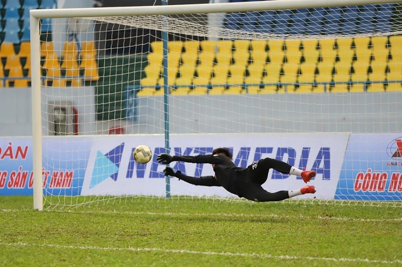 Thủ môn Văn Công của đội khách Hà Nội đã phải vào lưới nhặt bóng 3 lần. Ảnh HNFC