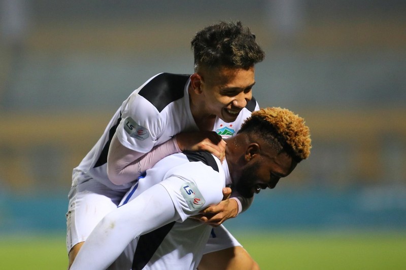 Hai tình huống tấn công sắc sảo và trở thành bàn thắng của HAGL chỉ cần Văn Toàn và Hồng Duy dùng miếng đánh tốc độ, bức tốc khiến cho cả Duy Thường lẫn Ngọc Hải “ngửi khói”. Ảnh VPF