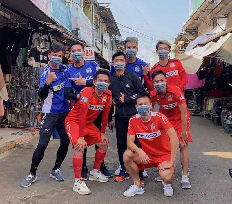 Các cầu thủ HAGL ra quân ủng hộ chống dịch. Ảnh HAGLFC Các cầu thủ HAGL ra quân ủng hộ chống dịch. Ảnh HAGLFC