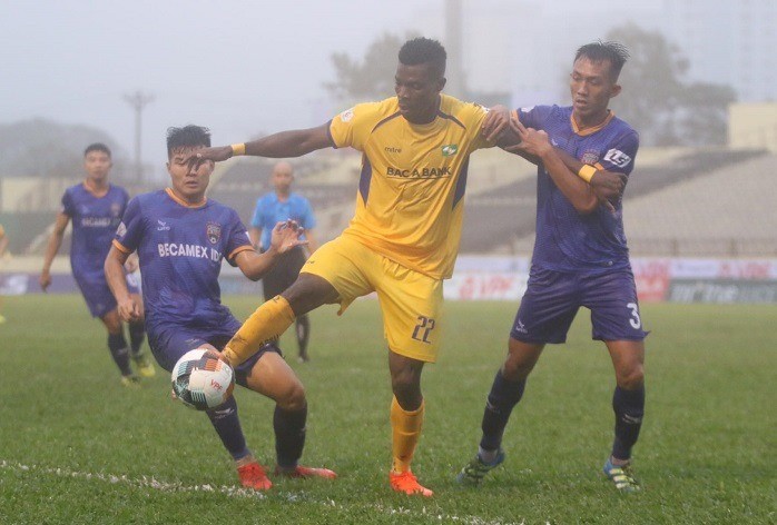 “Có nhất thiết bằng mọi giá để tổ chức đá trên sân Vinh như thế không?”. Ảnh SLFC “Có nhất thiết bằng mọi giá để tổ chức đá trên sân Vinh như thế không?”. Ảnh SLFC