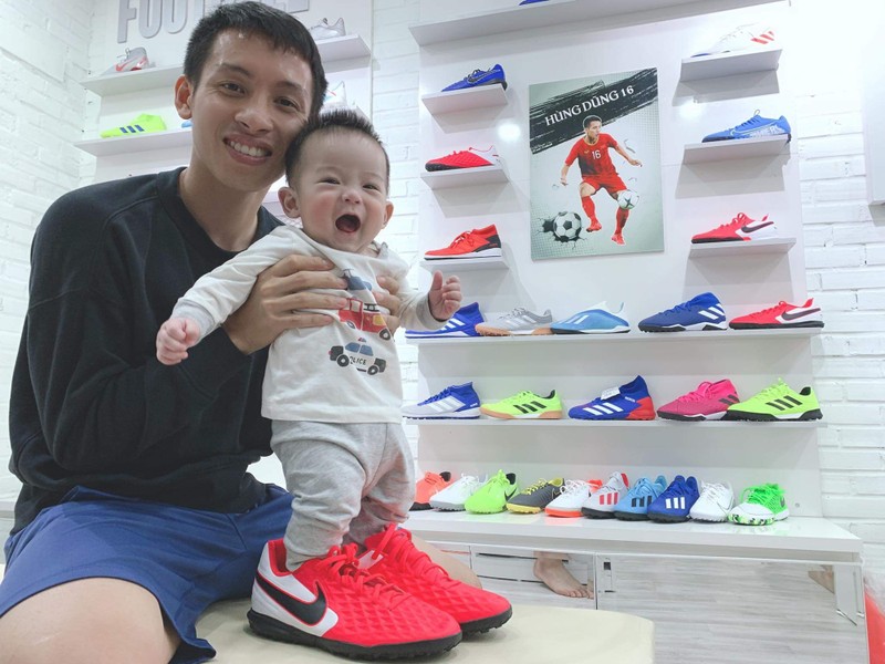 Ông bố "bỉm sữa" Hùng Dũng chăm con. Ảnh FBNV