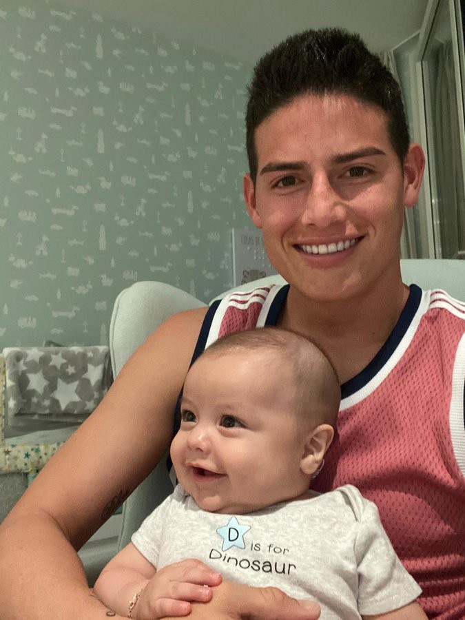 James đang hạnh phúc cùng con. Ảnh FBNV