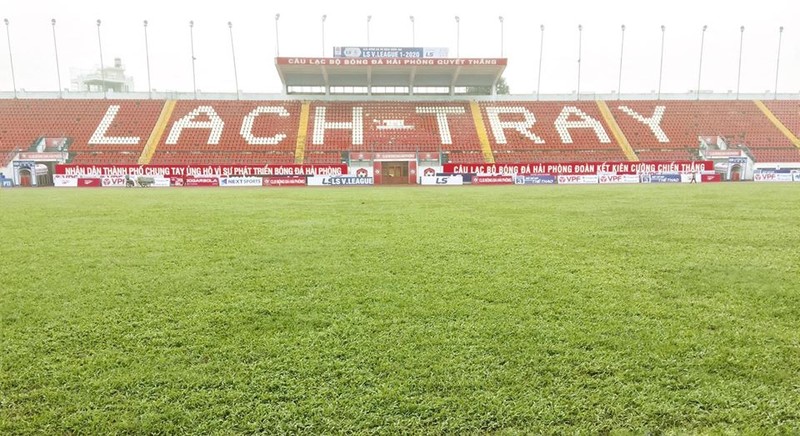 Thời tiết đang ủng hộ nên CLB Hải Phòng cố gắng thực hiện việc cải tạo mặt cỏ trước khi V.League 2020 quay trở lại. Ảnh HPFC Thời tiết đang ủng hộ nên CLB Hải Phòng cố gắng thực hiện việc cải tạo mặt cỏ trước khi V.League 2020 quay trở lại. Ảnh HPFC