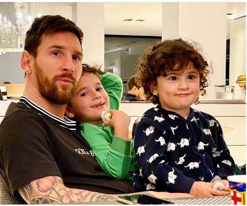 Leo cùng gia đình. Ảnh FBNV