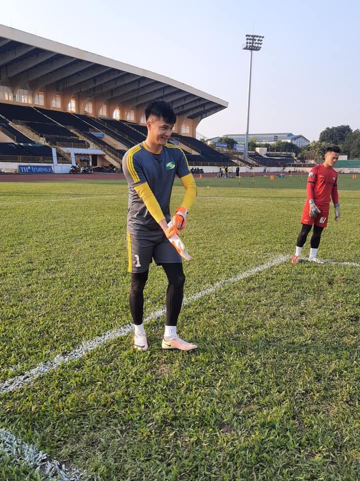 Mặt cỏ sân Vinh xơ xác, nền cứng ảnh hưởng rất nhiều đến thi đấu. Ảnh Văn Hải Mặt cỏ sân Vinh xơ xác, nền cứng ảnh hưởng rất nhiều đến thi đấu. Ảnh Văn Hải