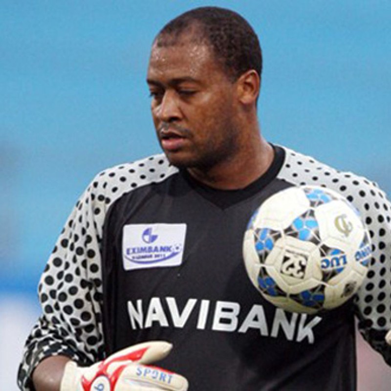 Thủ môn người Braxil Santos trở thành cái tên ngoại binh đáng nhớ nhất của V.League khi anh trở thành cầu thủ nhập tịch đầu tiên khoác áo tuyển VN. Ảnh Navi Thủ môn người Braxil Santos trở thành cái tên ngoại binh đáng nhớ nhất của V.League khi anh trở thành cầu thủ nhập tịch đầu tiên khoác áo tuyển VN. Ảnh Navi