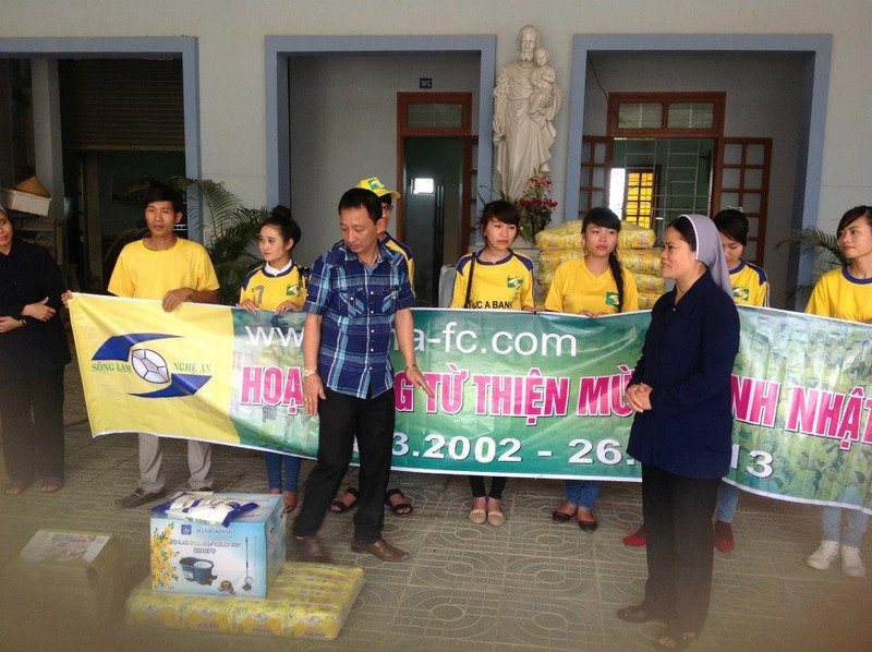 Hội CĐV SLNA chung tay làm công tác xã hội. Ảnh SLFC