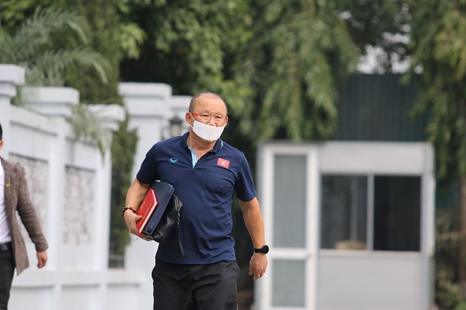 Ông và các trợ lý tranh thủ học tiếng Việt. Ảnh TN