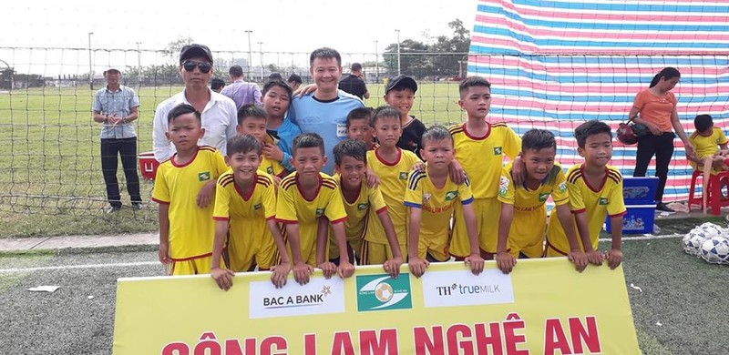 Các phụ huynh đều dành nhiều tình cảm cho thầy Phương, thầy Quyến - những người tận tâm chỉ bảo từng động tác kỹ thuật cơ bản cho các học trò. Ảnh FBNV