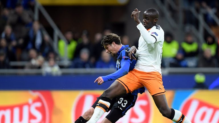 Valencia (áo trắng) hiện đã có hơn một phần ba đội hình chính bị dương tính, bắt đầu từ hậu vệ người Argentina Ezequiel Garay. Ảnh CLB Valencia