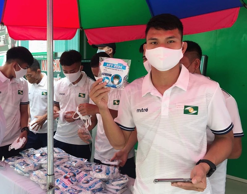 Xuân Mạnh và các cầu thủ SLNA có mặt tại bệnh viện Đa khoa TP Vinh để phát khẩu trang và nước rửa tay miễn phí cho người dân. Ảnh SLFC