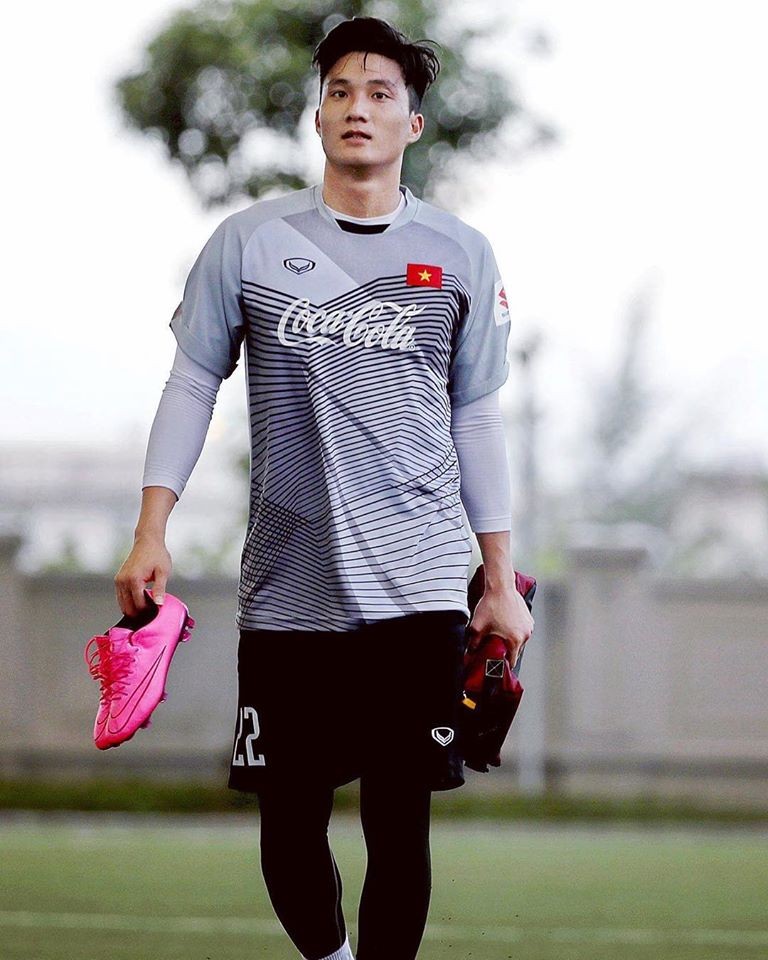 Thủ môn Nguyễn Văn Hoàng, đang bắt chính cho SLNA mùa này. Ảnh SLFC. Thủ môn Nguyễn Văn Hoàng, đang bắt chính cho SLNA mùa này. Ảnh SLFC.