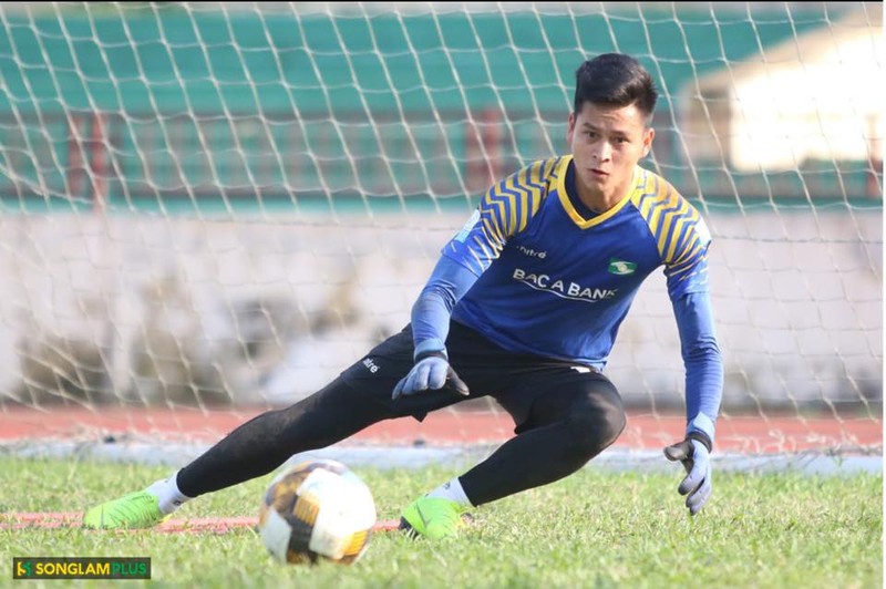 Thủ môn dự bị Trần Văn Tiến (1994). Ảnh SLplus Thủ môn dự bị Trần Văn Tiến (1994). Ảnh SLplus