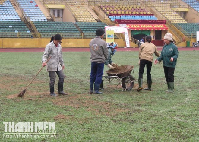 Có tiền, SLNA cũng không được “tự tiện” sửa chữa sân Vinh, nên CLB cũng chỉ còn cách "vá dặm” thủ công như thế này thôi. Ảnh Thanh Niên Có tiền, SLNA cũng không được “tự tiện” sửa chữa sân Vinh, nên CLB cũng chỉ còn cách "vá dặm” thủ công như thế này thôi. Ảnh Thanh Niên