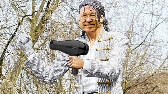 Ông đúng là “máy sấy tóc” đúng nghĩa. Ảnh MU