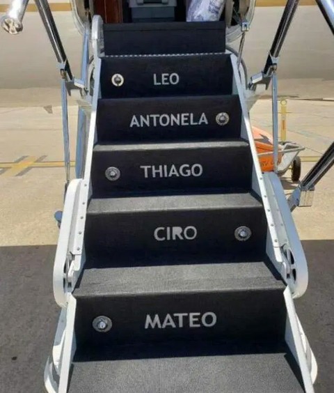 Thủ quân Barca thậm chí cá nhân hóa bằng cách đề tên anh, bà xã Antonella và ba con trai Thiago, Mateo, Ciro lên bậc cầu thang. Ảnh FNCN Thủ quân Barca thậm chí cá nhân hóa bằng cách đề tên anh, bà xã Antonella và ba con trai Thiago, Mateo, Ciro lên bậc cầu thang. Ảnh FNCN
