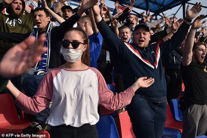 Dân chúng Belarus reo hò trên khán đài. Ảnh Getty