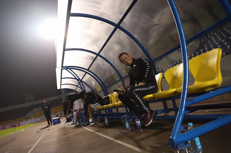 "Tôi đã nói chuyện với chủ sở hữu đội bóng, chủ tịch CLB, những người đã thuê tôi.Họ đã có tác động với các quan chức phía dưới, với HLV trưởng (Chu Đình Nghiêm). Vị này có vẻ không muốn thay đổi". Ảnh CLB "Tôi đã nói chuyện với chủ sở hữu đội bóng, chủ tịch CLB, những người đã thuê tôi.Họ đã có tác động với các quan chức phía dưới, với HLV trưởng (Chu Đình Nghiêm). Vị này có vẻ không muốn thay đổi". Ảnh CLB