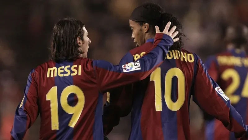 Siêu sao Messi quý mến và xem Ronaldinho như thần tượng. Ảnh Barca