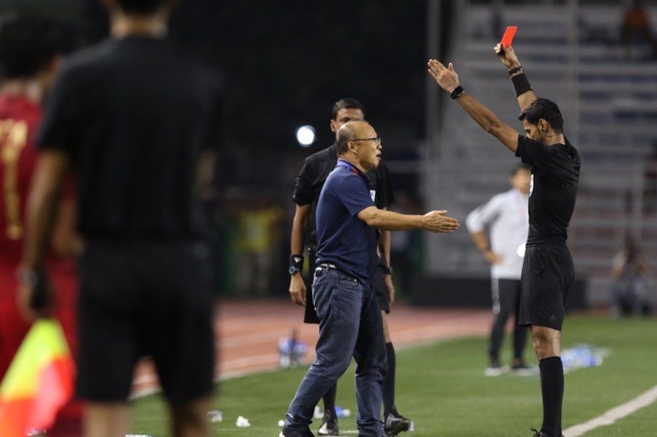 Truyền thông Thái Lan đã “thay mặt AFC” chuyển án phát cấm chỉ đạo bốn trận giao hữu quốc tế, sau lại chuyển sang bốn trận AFF Cup (!?). Ảnh AFC Truyền thông Thái Lan đã “thay mặt AFC” chuyển án phát cấm chỉ đạo bốn trận giao hữu quốc tế, sau lại chuyển sang bốn trận AFF Cup (!?). Ảnh AFC