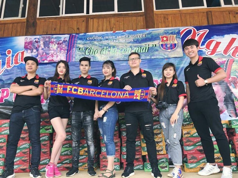 Đội bóng hàng đấu xứ bò tót đã có 1270 hội CĐV chính thức, trong đó có 604 hội CĐV tại Catalan, thêm vào đó là 518 hội CĐV thuộc phần còn lại của Tây Ban Ban và 148 hội CĐV trên khắp thế giới; với tổng số người tham gia là 170.568. Ảnh FB hội Đội bóng hàng đấu xứ bò tót đã có 1270 hội CĐV chính thức, trong đó có 604 hội CĐV tại Catalan, thêm vào đó là 518 hội CĐV thuộc phần còn lại của Tây Ban Ban và 148 hội CĐV trên khắp thế giới; với tổng số người tham gia là 170.568. Ảnh FB hội